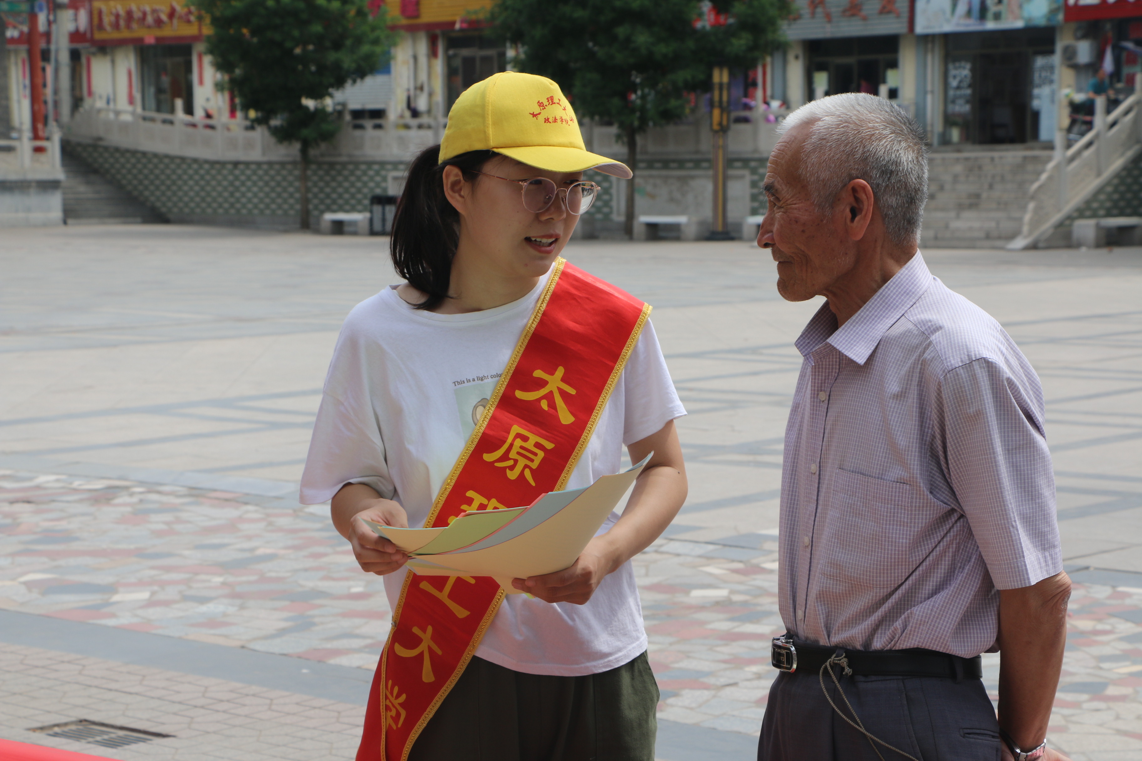 政法学院师生代表赴偏关开展送法下乡活动
